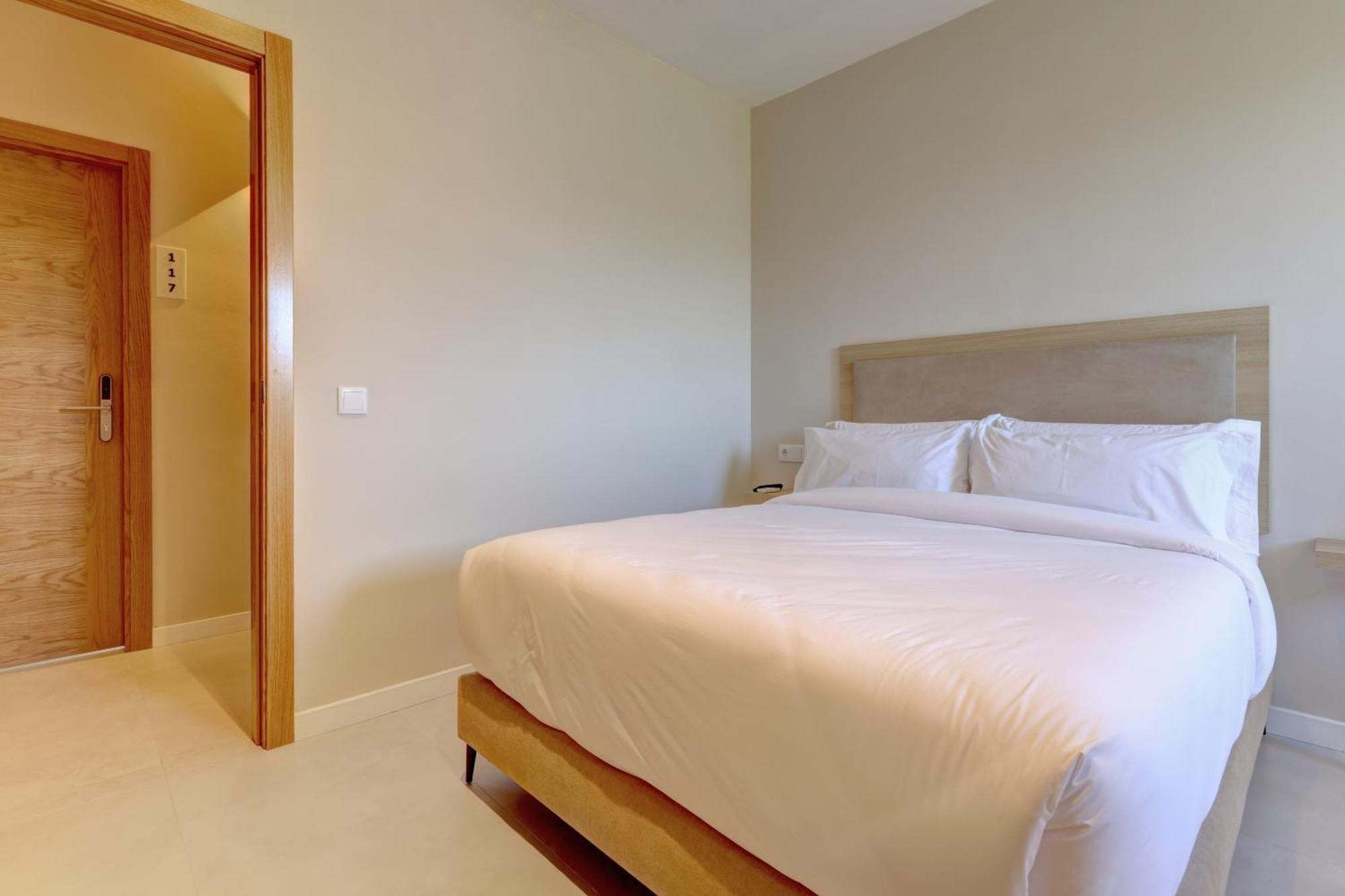 Hostal Puerta Almar إِستيبونا المظهر الخارجي الصورة
